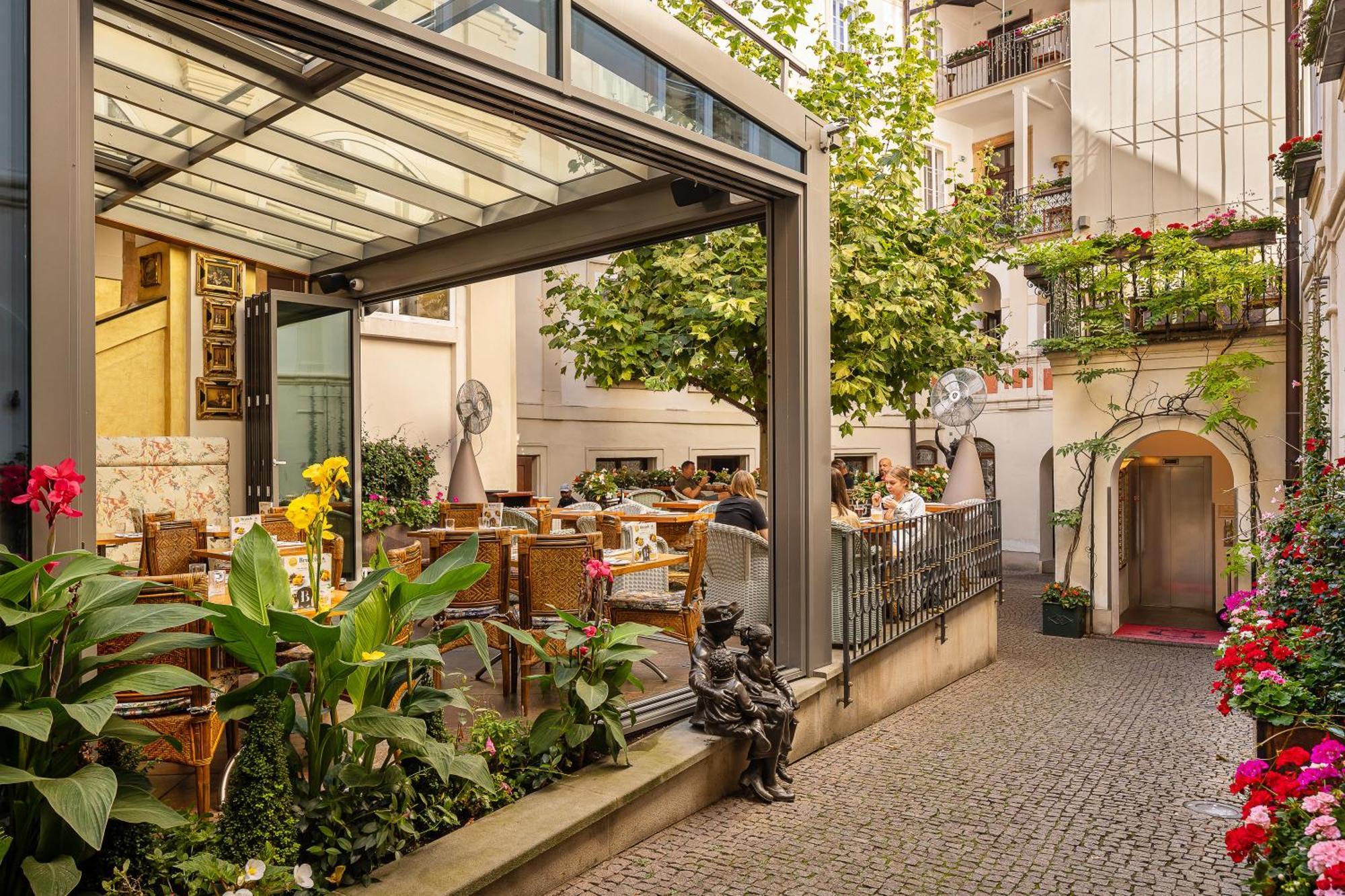 Iron Gate & By Bhg Praga