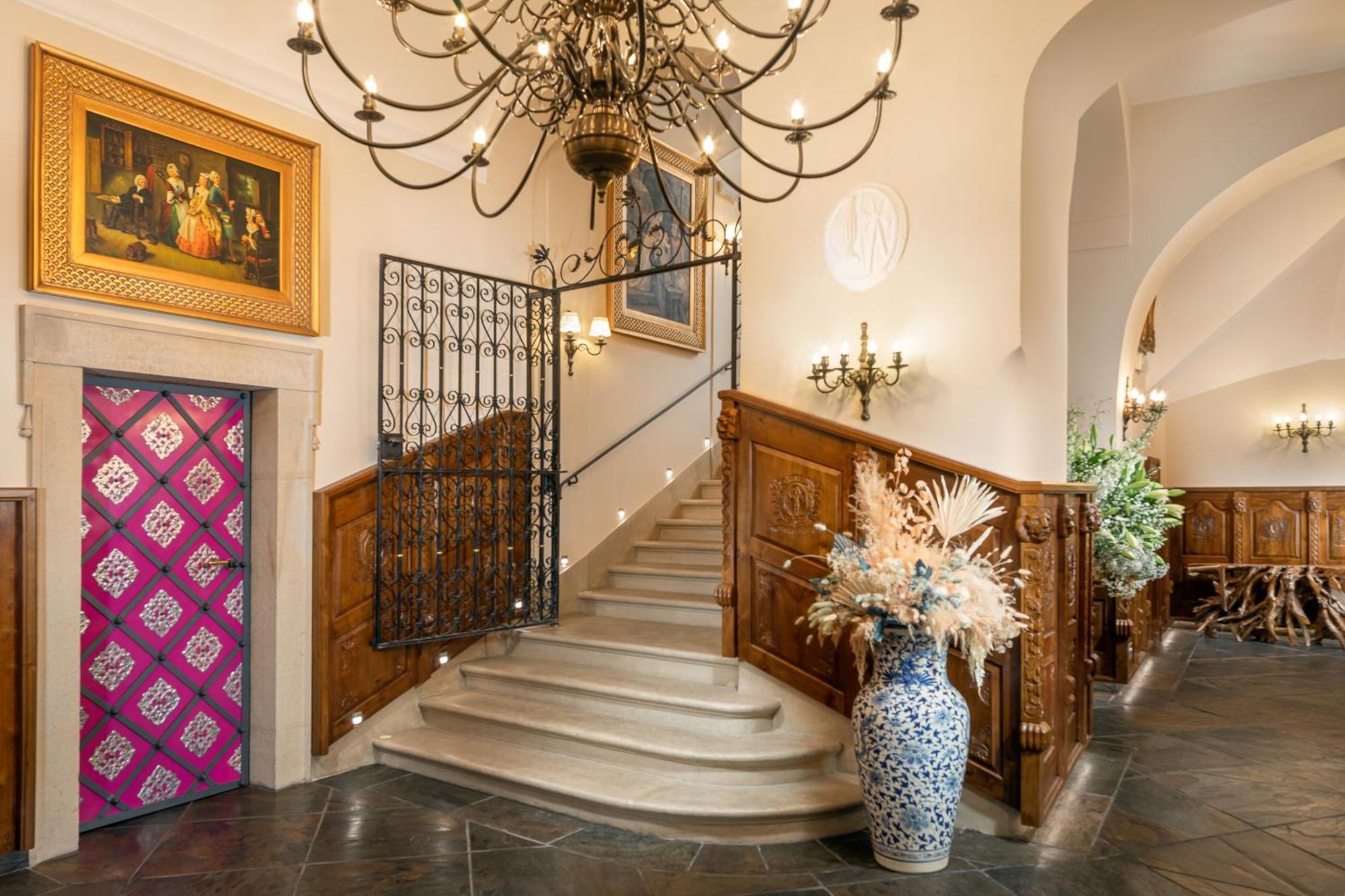 Iron Gate & By Bhg Praag