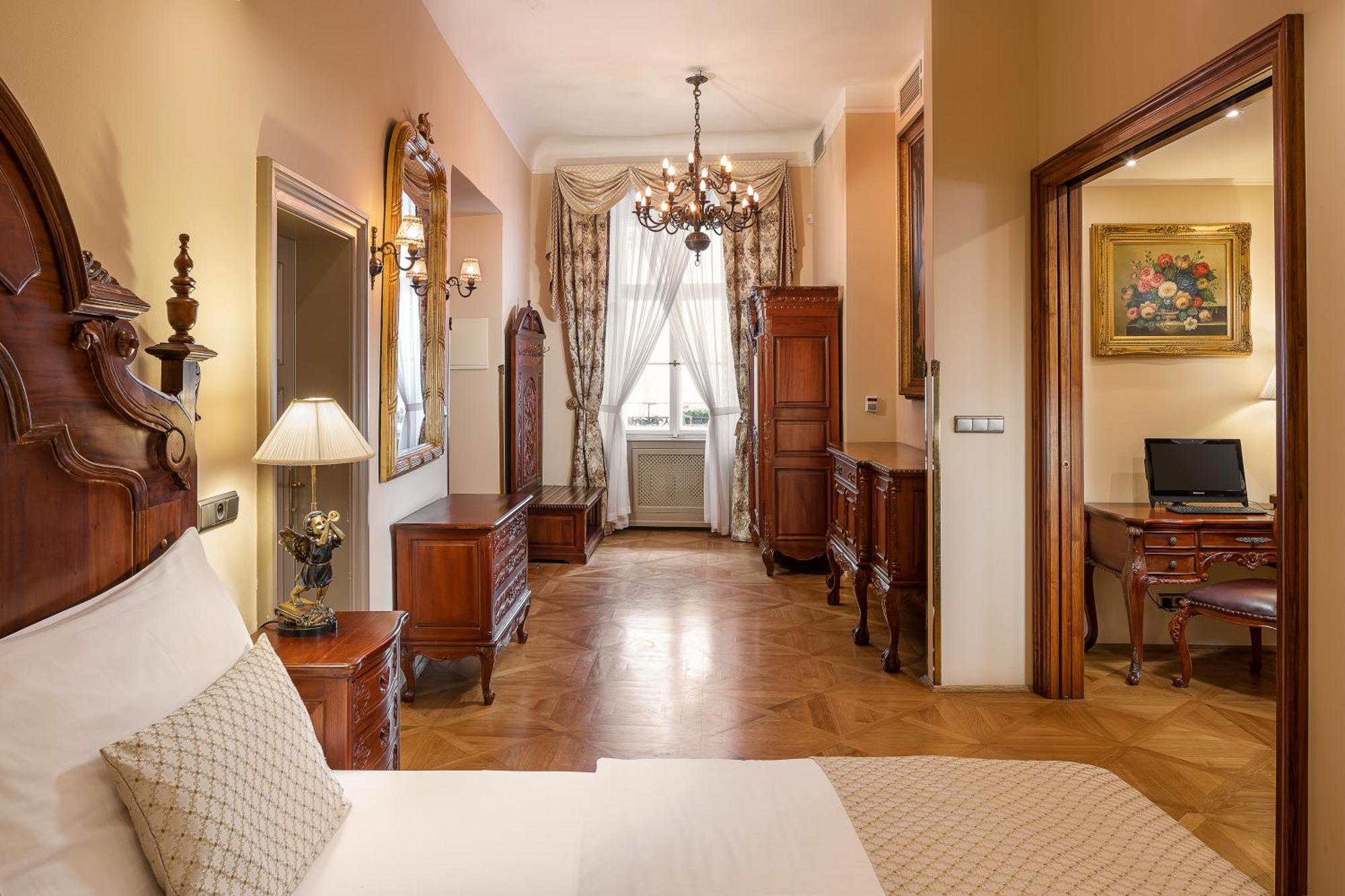 Hotel Iron Gate & By Bhg Praag